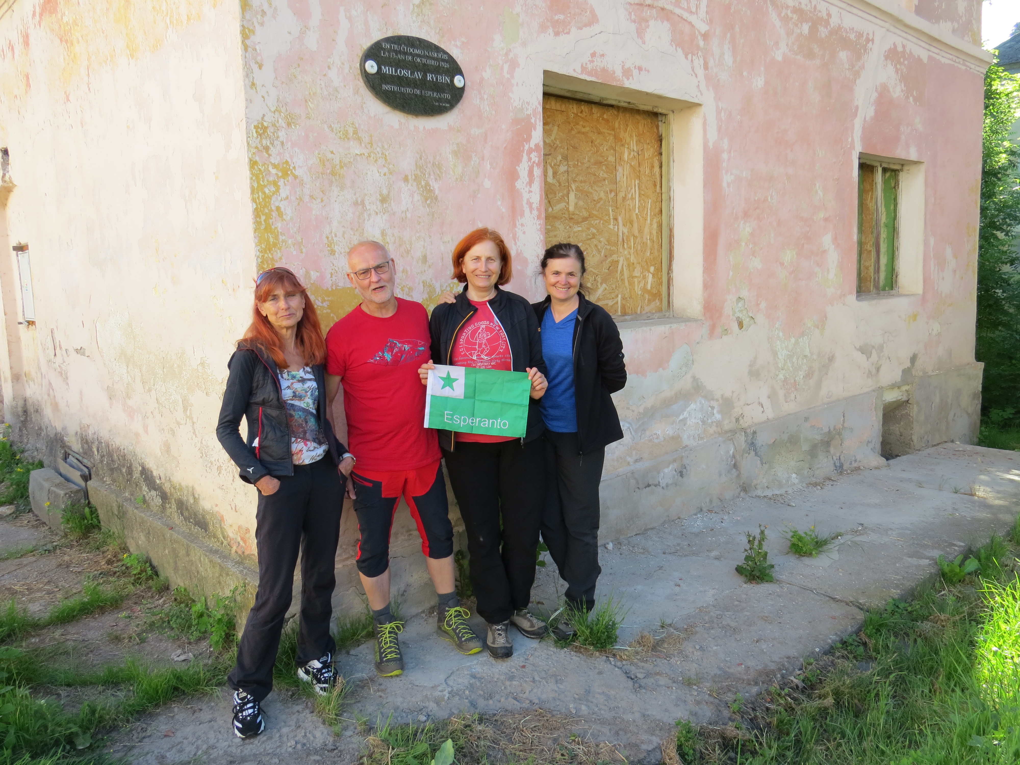 Pri rodnom dome M. Rybína v Partizánskej Ľupči, 16. 6. 2021,foto J. Vajs